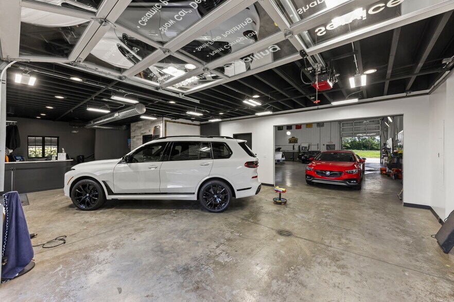 More Photos Of 2108-2260 Ferry Rd, Naperville Showroom For Sale