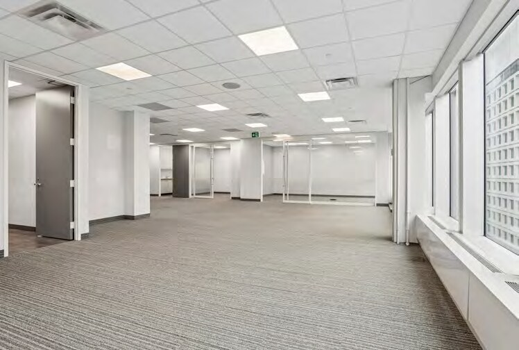 More Photos Of 60 Bloor St W, Toronto Office For Lease