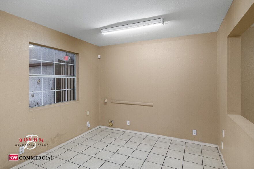 More Photos Of 100 Lupita Cir, Del Rio Distribution For Sale