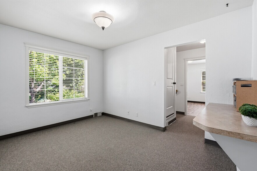 More Photos Of 2490 N Locust Grove Rd, Meridian Office For Sale