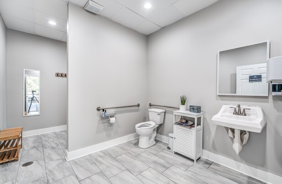 More Photos Of 9875 Huff N Puff Rd, Lakeland Freestanding For Lease