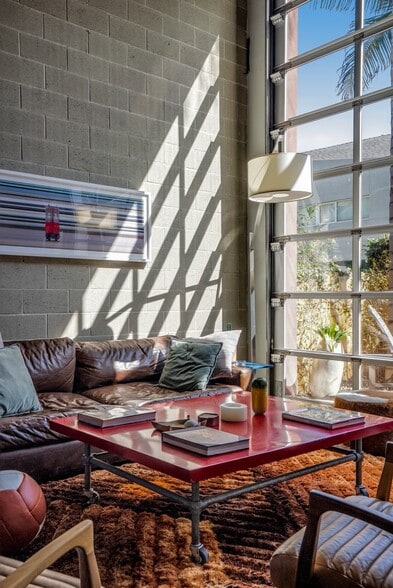 More Photos Of 2114 Narcissus Ct, Venice Office For Lease