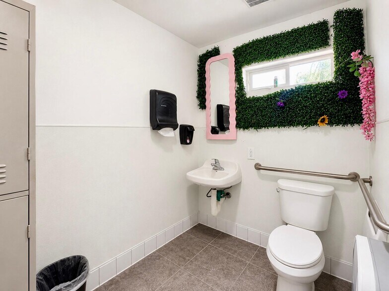 More Photos Of 5666 Etiwanda Ave, Jurupa Valley Storefront For Sale
