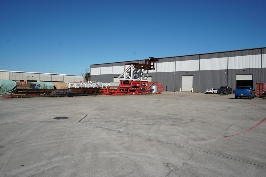 More Photos Of 6935 Brittmoore Rd, Houston Warehouse For Lease