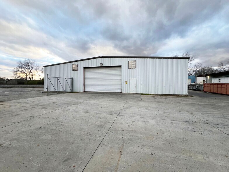 More Photos Of 1207 Butler St, Oxford Warehouse For Sale