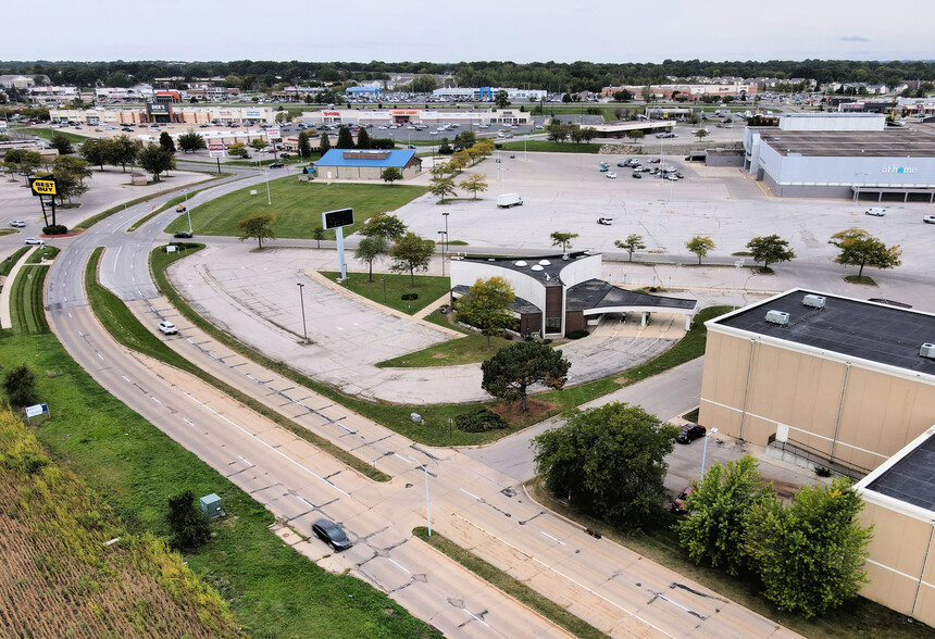 Primary Photo Of 2532 Crossroads Blvd, Waterloo General Retail For Lease