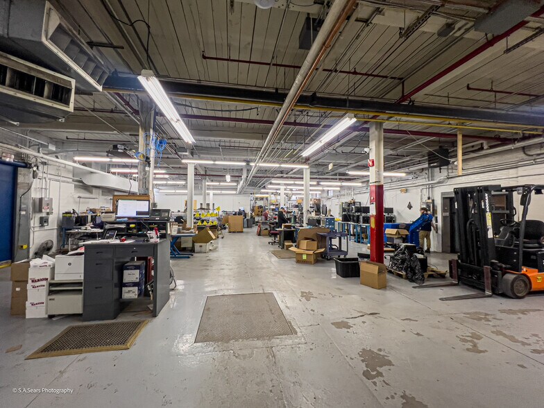 More Photos Of 63 Flansburg Ave, Dalton Flex For Sale