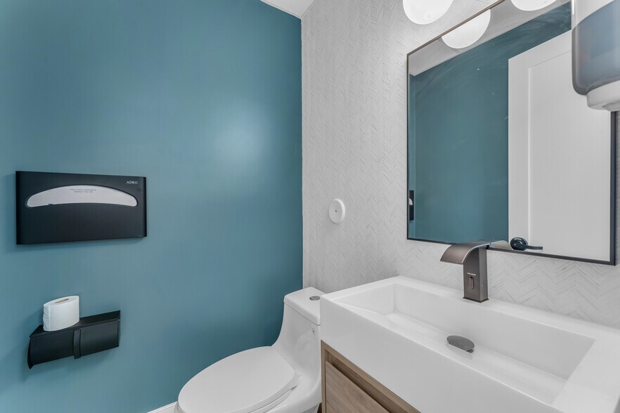 More Photos Of 7845 E Redfield Rd, Scottsdale Showroom For Lease