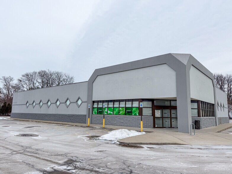Primary Photo Of 3521 Corunna Rd, Flint Drugstore For Lease