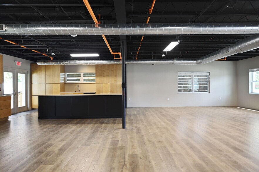 More Photos Of 10830 Navajo Dr, Saint Petersburg Showroom For Sale