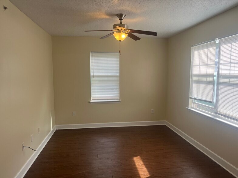 More Photos Of 500 Mendel Ave, Thomson Apartments For Sale