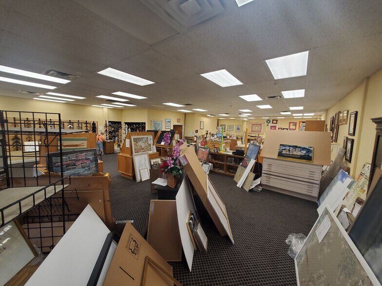 More Photos Of 1305 Floral Pky, Wilmington Freestanding For Lease