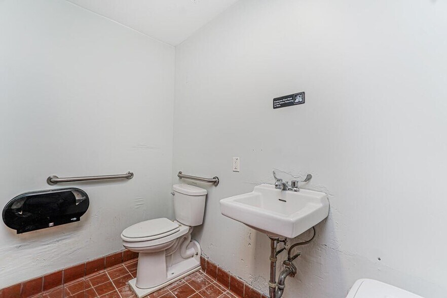 More Photos Of 2200 Arthur Kill Rd, Staten Island Distribution For Sale