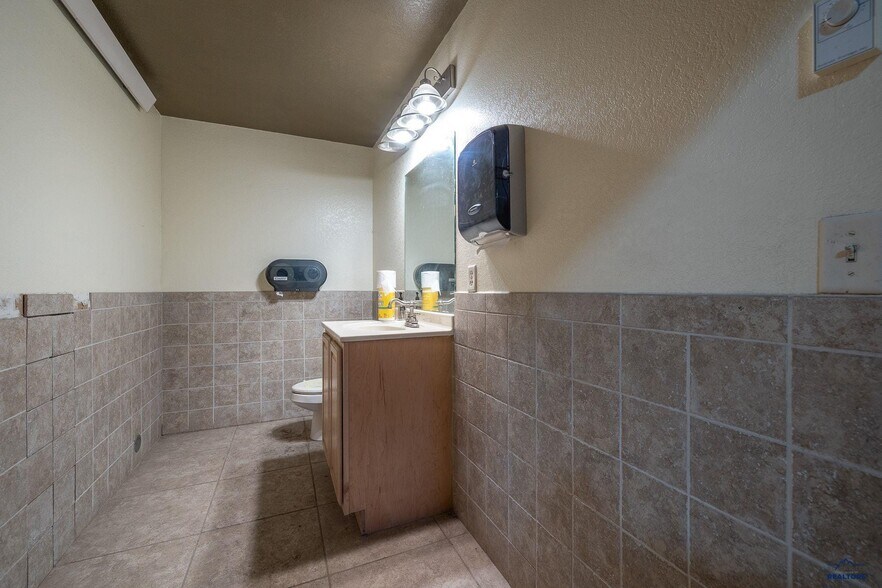 More Photos Of 27592 N 79 Hwy, Hot Springs Warehouse For Lease