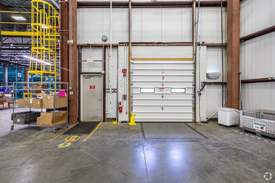 More Photos Of 50 Corporate Dr, Trumbull Distribution For Lease