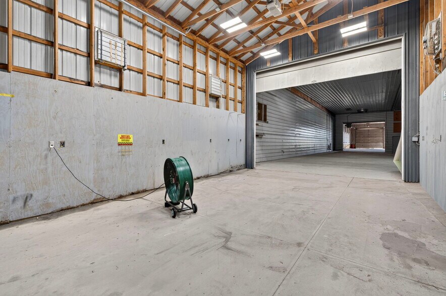 More Photos Of 287 Evergreen Rd, Strafford Industrial For Lease