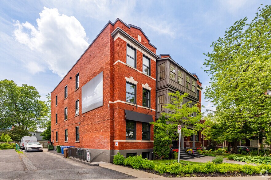 Primary Photo Of 651 Av Victoria, Saint-lambert Flex For Lease