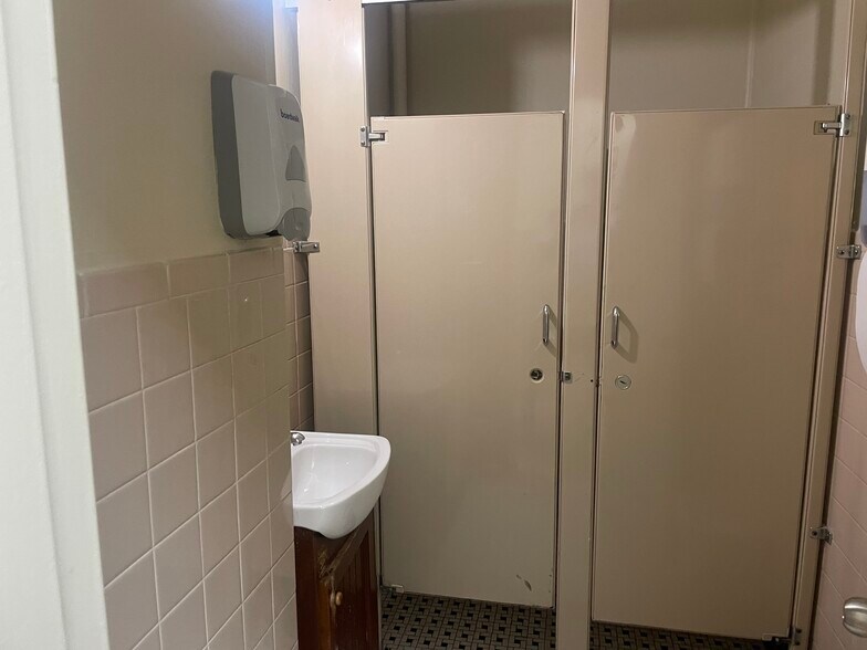 More Photos Of 3110 30th Ave, Astoria Storefront Retail Office For Lease