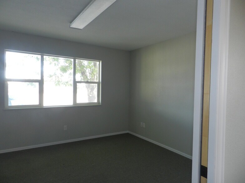 More Photos Of 445 Kristen Ct, Montrose Warehouse For Sale