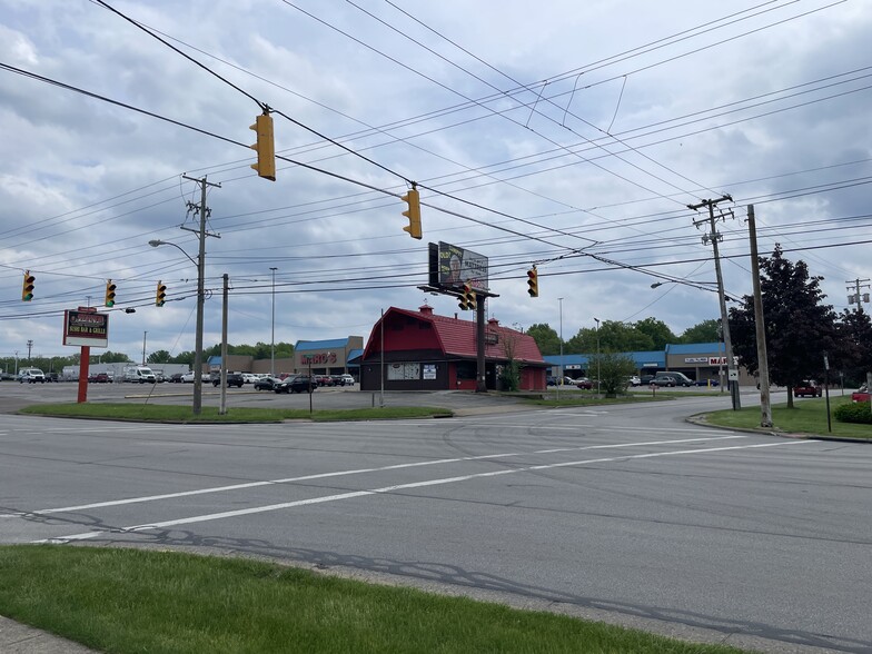 Primary Photo Of 4777 Mahoning Ave, Youngstown Fast Food For Sale