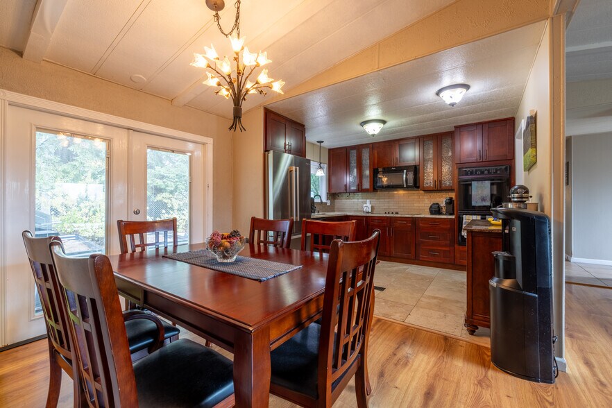 More Photos Of 7050 Starr Rd, Windsor Veterinarian Kennel For Sale