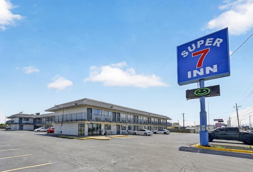 Primary Photo Of 3031 S Range Line Rd, Joplin Hotel For Sale