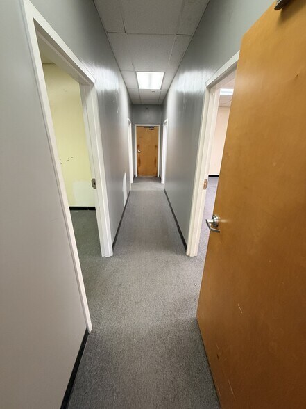 More Photos Of 825 Dawson Dr, Newark Warehouse For Lease