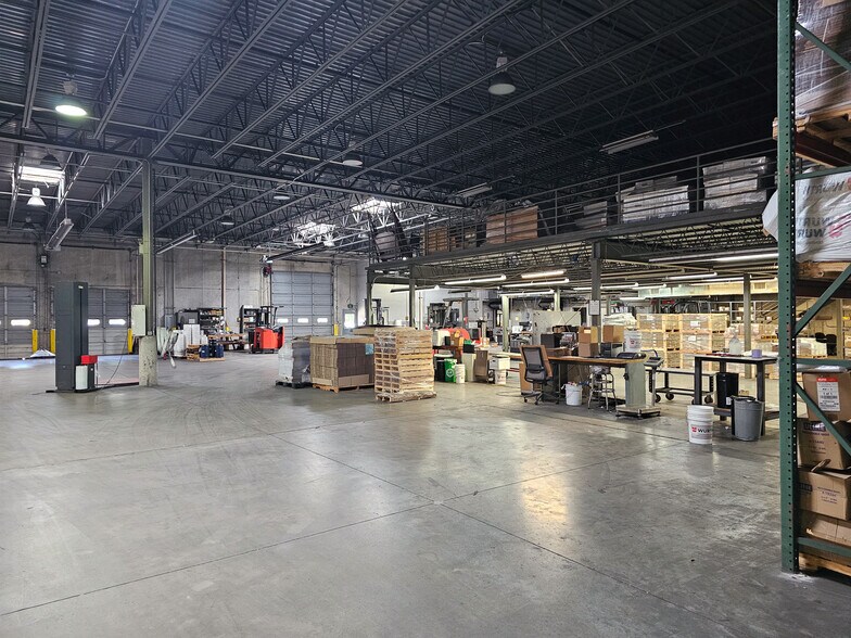 More Photos Of 144 Industrial Dr, Birmingham Flex For Lease