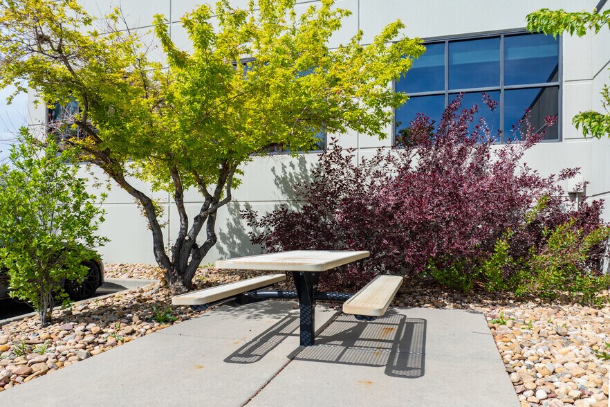 More Photos Of 2051 Dogwood St, Louisville Research And Development For Lease