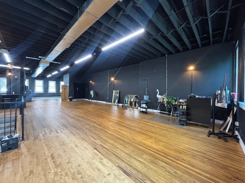 More Photos Of 275 W 4th St, Winston-Salem General Retail For Lease