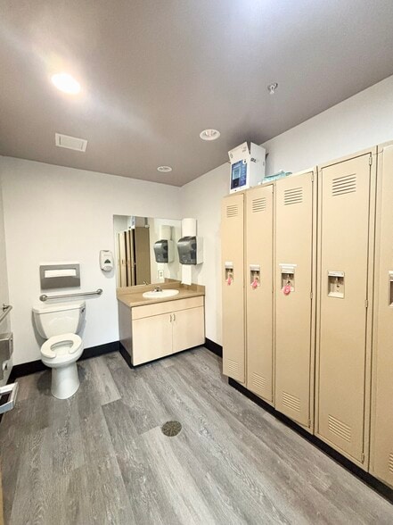 More Photos Of 1251 E McAndrews, Medford Restaurant For Lease