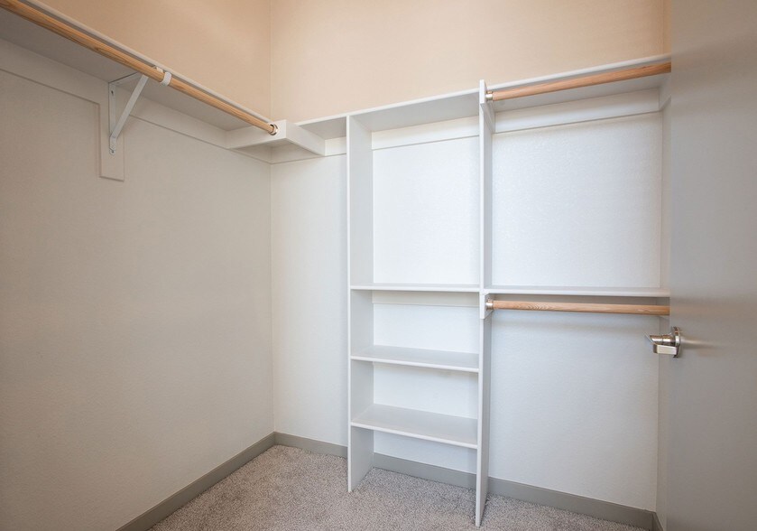 More Photos Of 2337 S Blackhawk St, Aurora Apartments For Lease