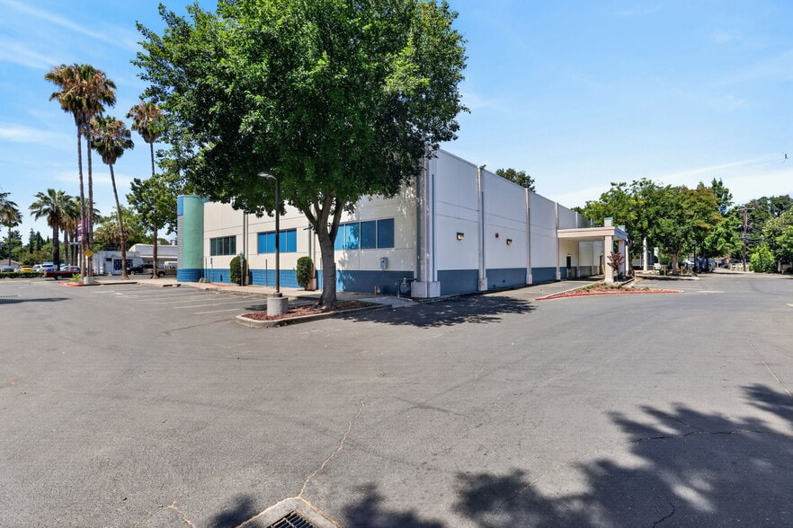 More Photos Of 1401 Broadway, Sacramento Drugstore For Lease