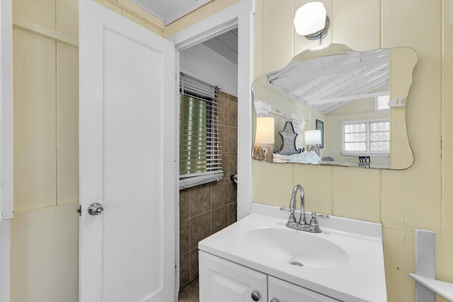 More Photos Of 243 61st St, Marathon Hotel For Sale