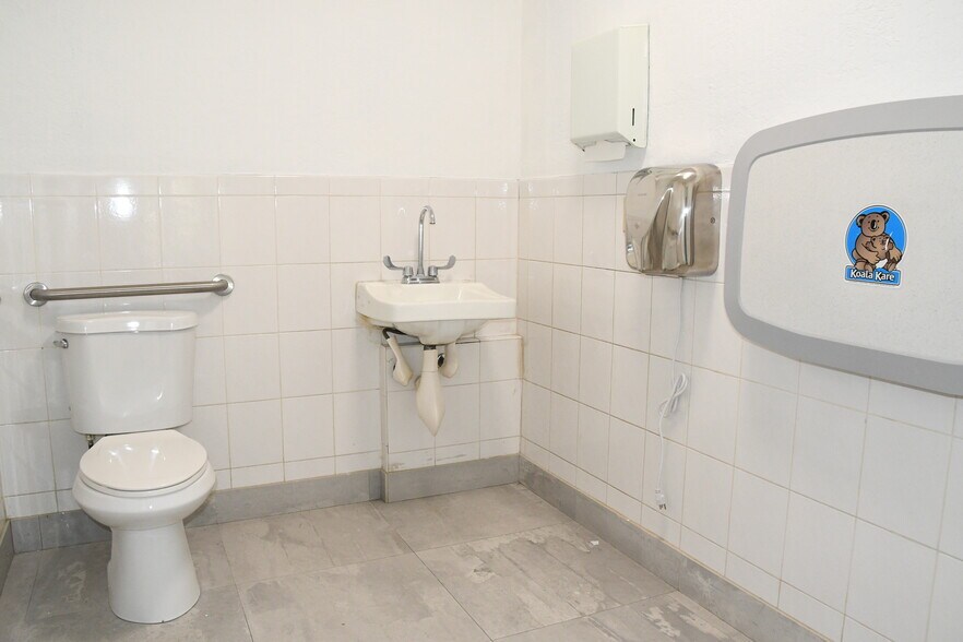 More Photos Of 1920 SW 22nd St, Miami Medical For Lease
