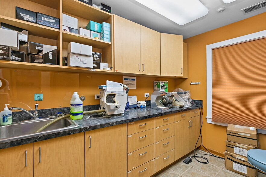 More Photos Of 712 W Main St, West Dundee Medical For Sale