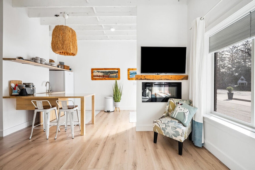 More Photos Of 13662 Red Arrow Hwy, Harbert Hotel For Sale