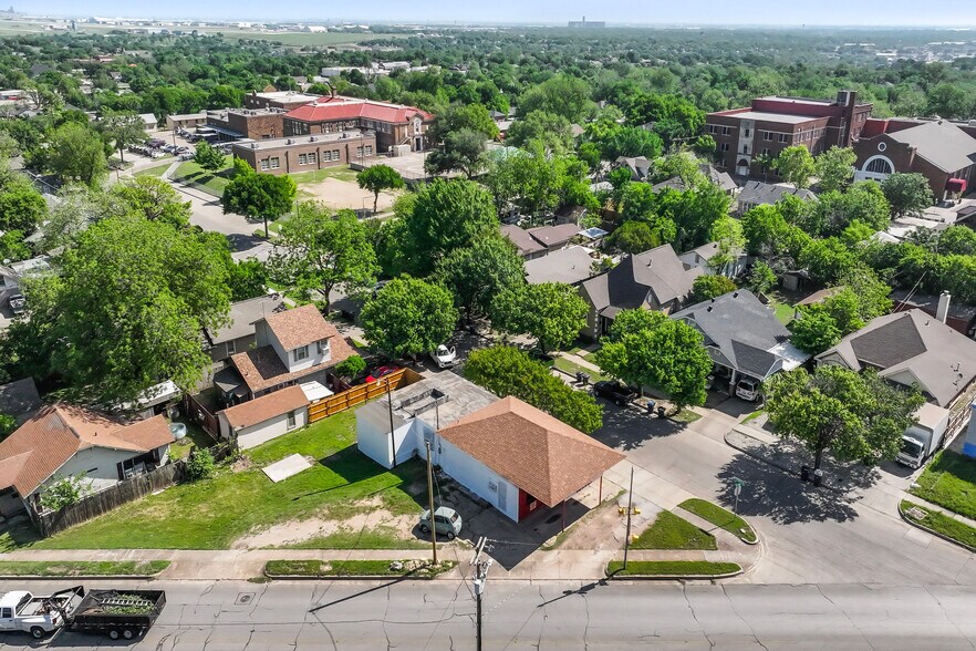 More Photos Of 2100 Azle Ave, Fort Worth Storefront For Sale