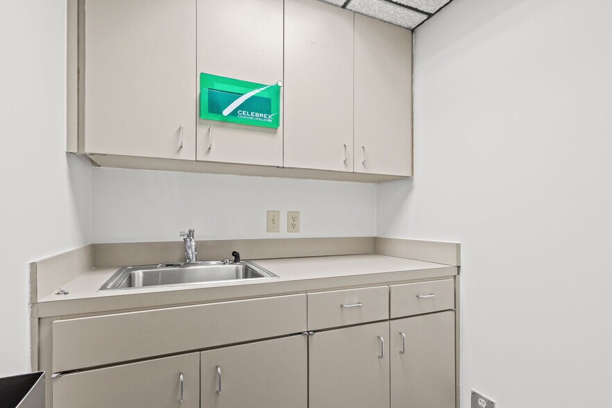 More Photos Of 6210 Samuel Wells, Jacksonville Medical For Sale