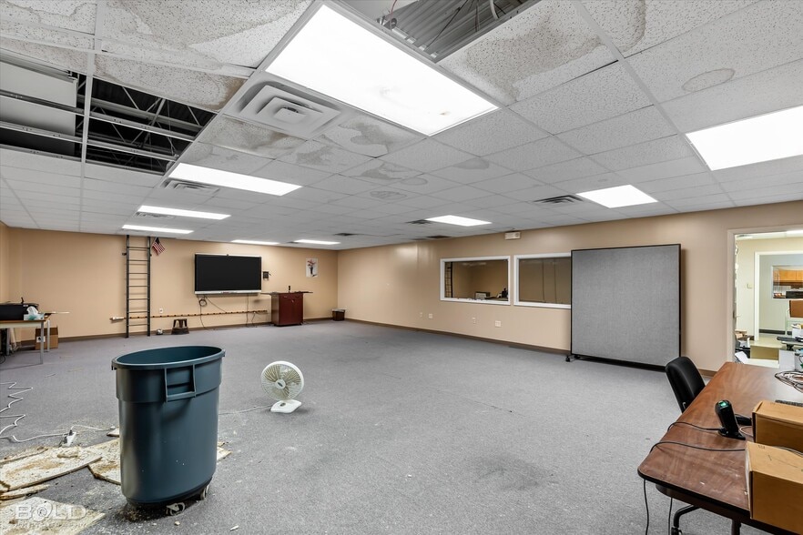 More Photos Of 523 Oxford Rd, Mansfield Office For Sale