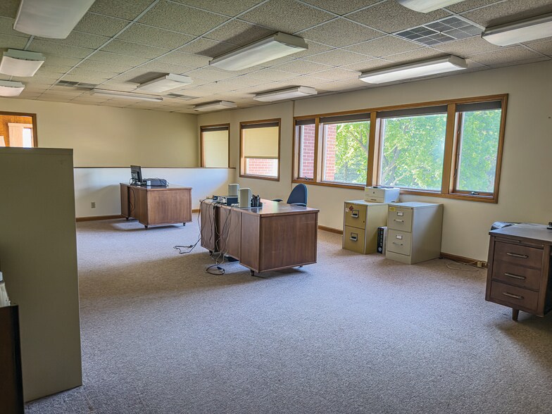 More Photos Of 3154 Depot st, Wawaka Office For Sale