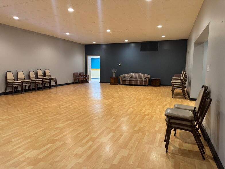More Photos Of 838 S Fisk St, Green Bay Funeral Home For Sale