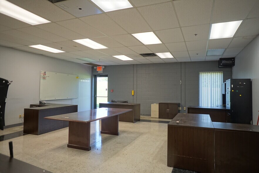 More Photos Of 850 Industrial Rd, Madisonville Manufacturing For Lease