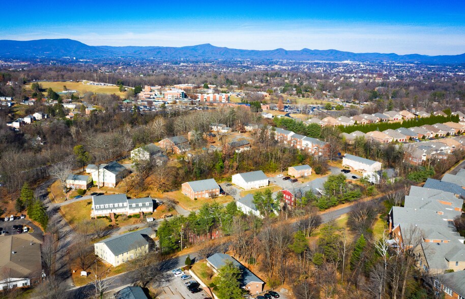 Primary Photo Of 854 Duke Gloucester St SW, Roanoke Apartments For Sale
