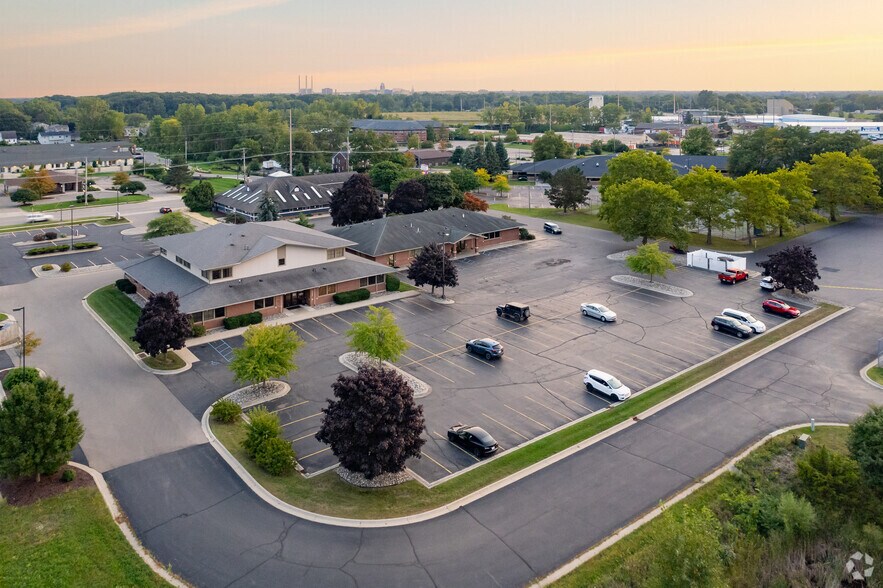 More Photos Of 1701 Lake Lansing Rd, Lansing Office For Lease