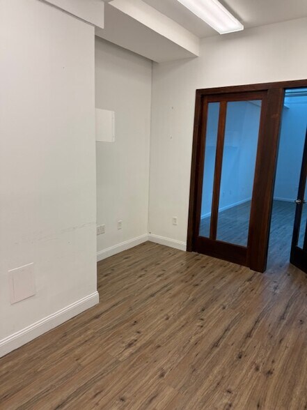 More Photos Of 3272 Steinway St, Astoria Office For Lease