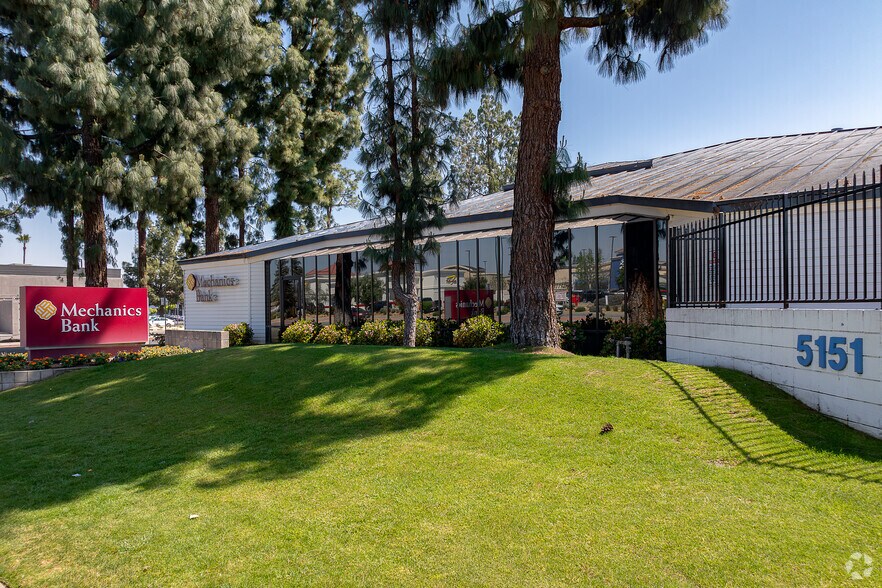 More Photos Of 5151 Stockdale Hwy, Bakersfield Office For Sale