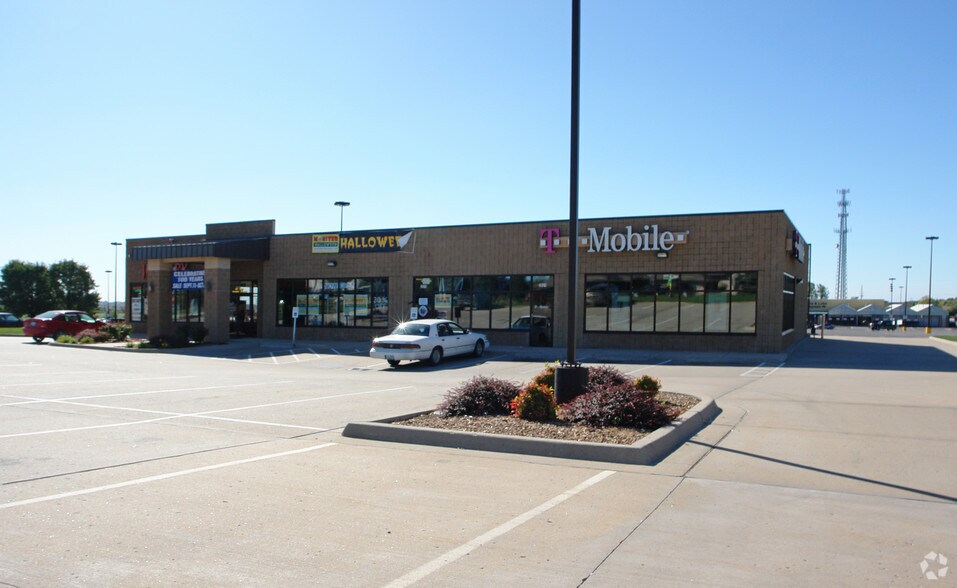 More Photos Of 2017-2021 W Foxwood Dr, Raymore Freestanding For Lease