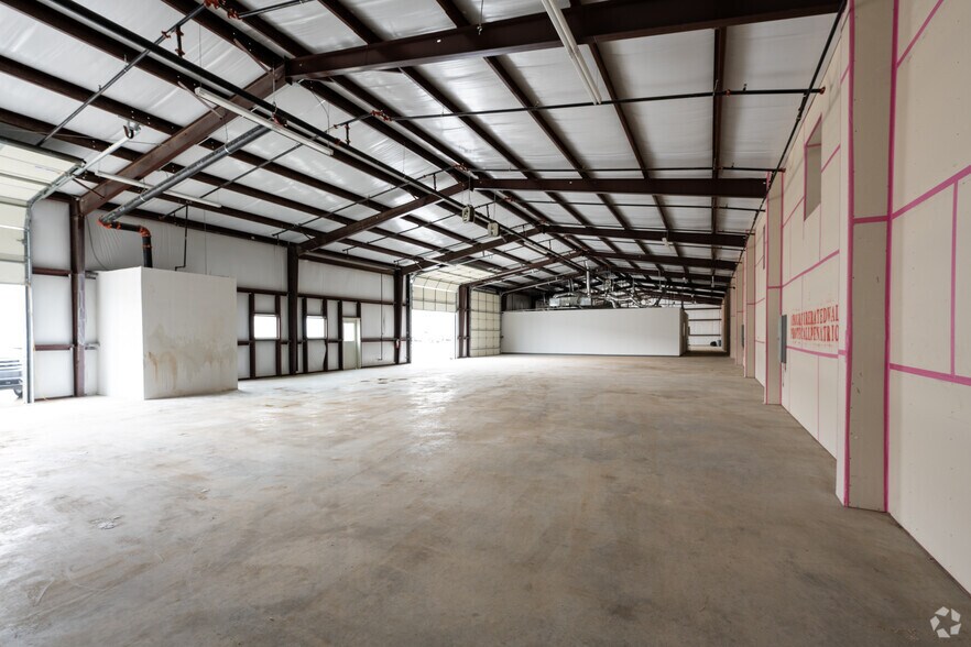More Photos Of 901 Eight Twenty Blvd, Fort Worth Warehouse For Lease