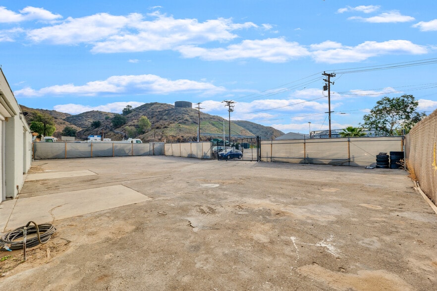 More Photos Of 23045 Drayton St, Santa Clarita Warehouse For Sale